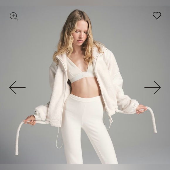 SKIMS Teddy Boxy Zip Up 
Ecru color
Size Large 
Excellent condition - Picture 3 of 6